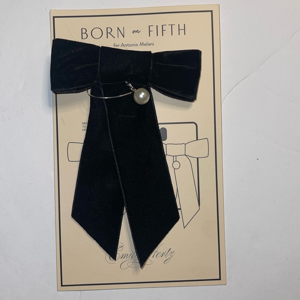 NWT Born on Fifth Emily Hertz black velvet bow with pearl cellphone accessory
